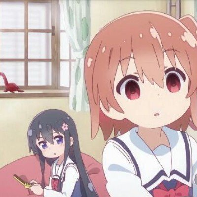 印度男子头插砍刀淡定玩手机
